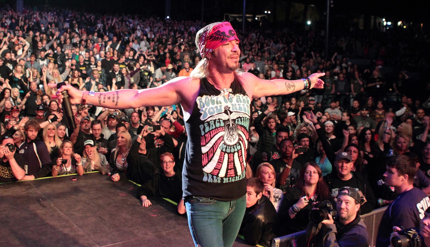 Bret Michaels, leader de la rock star Poison, adopte un chien errant homonyme