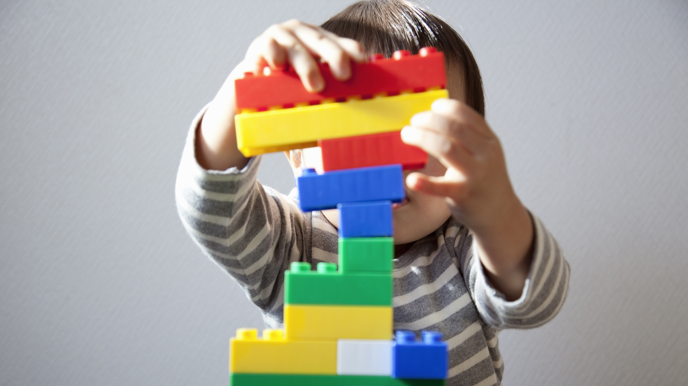 Du baby-sitting gratuit à Broadway ?  Cette organisation à but non lucratif aide les parents à aller au théâtre