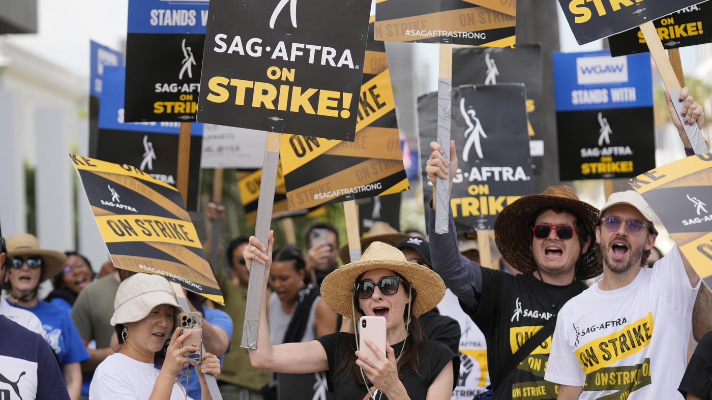 La grève des écrivains hollywoodiens est terminée, mais celle des acteurs pourrait s'éterniser.  Voici pourquoi