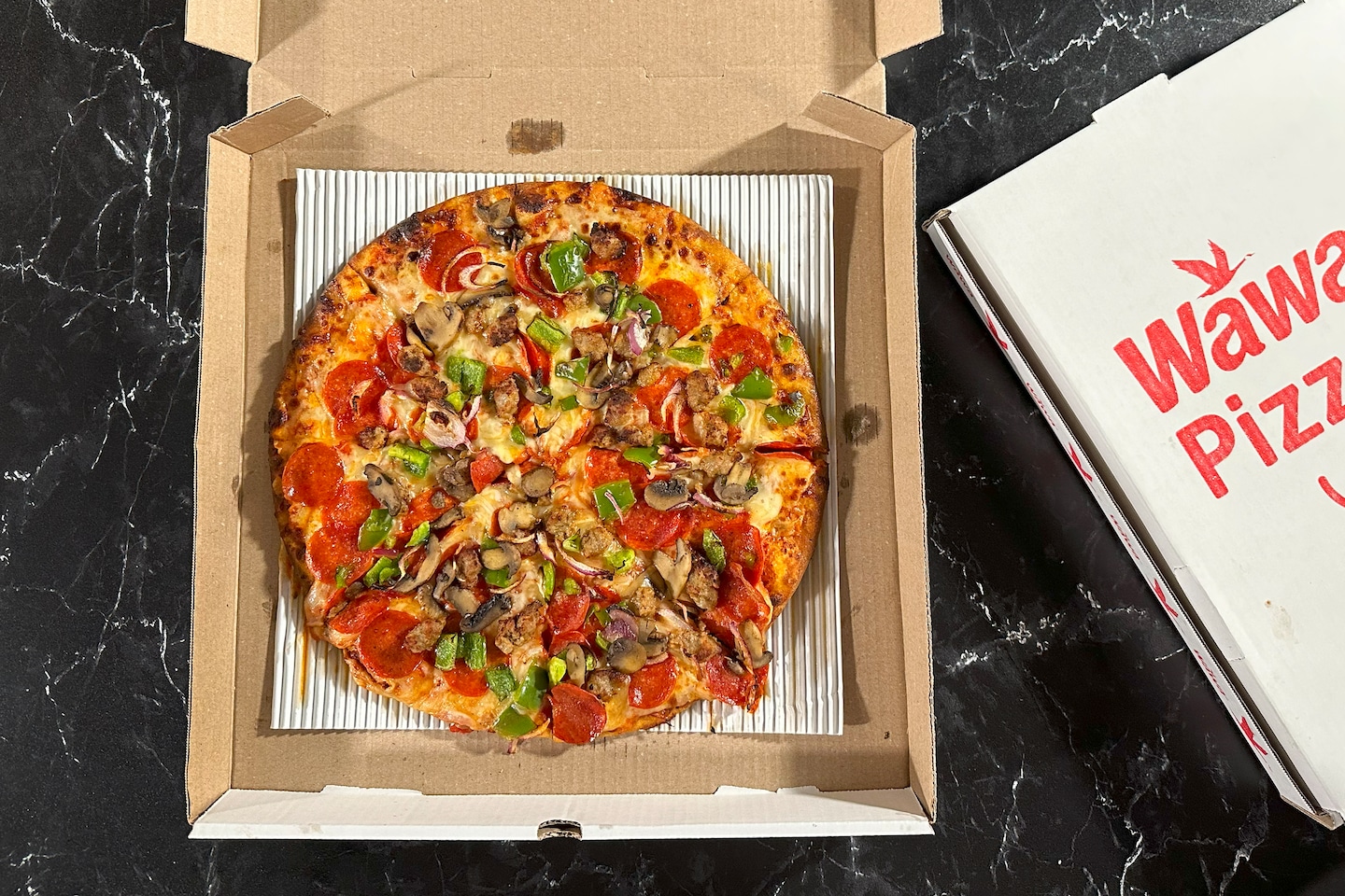 La pizza Wawa a le goût du carton recouvert de fromage.  Alors pourquoi existe-t-il ?