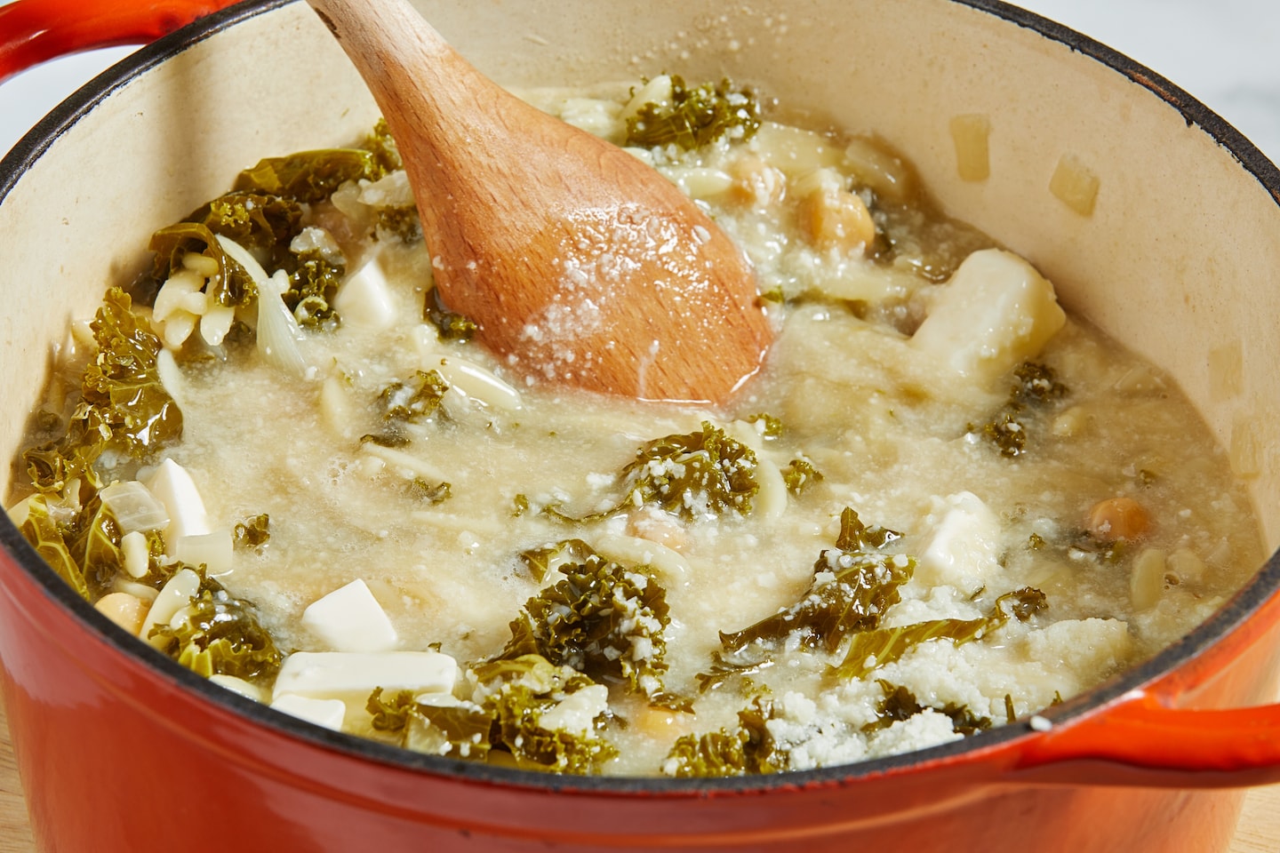 La soupe crémeuse cacio e pepe aux pois chiches et au chou frisé est réconfortante