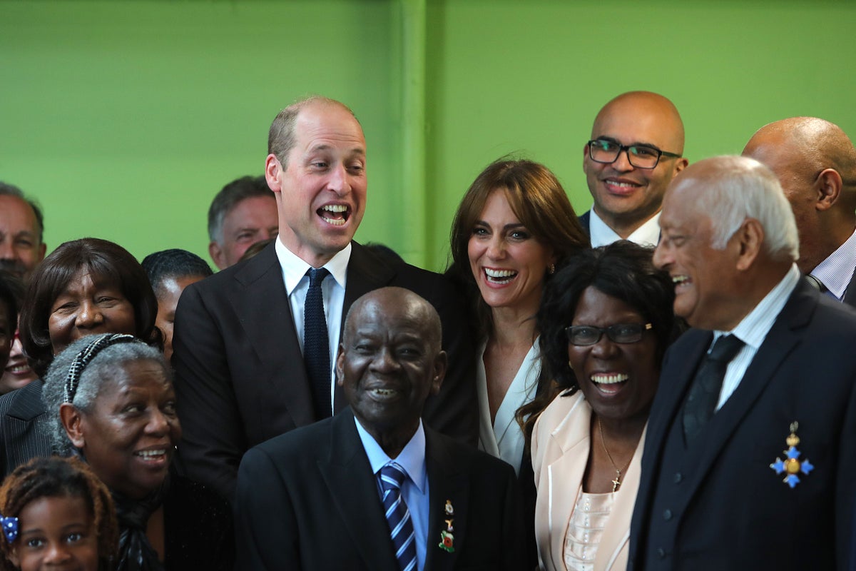 Le prince William devient le « prince des câlins » lors d'une rencontre avec des vétérans de Windrush