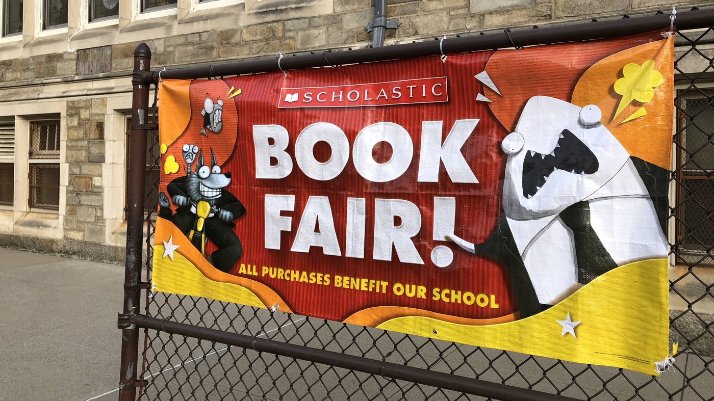 Les interdictions de livres aux États-Unis mettent à mal une tradition bien-aimée : les foires du livre Scholastic