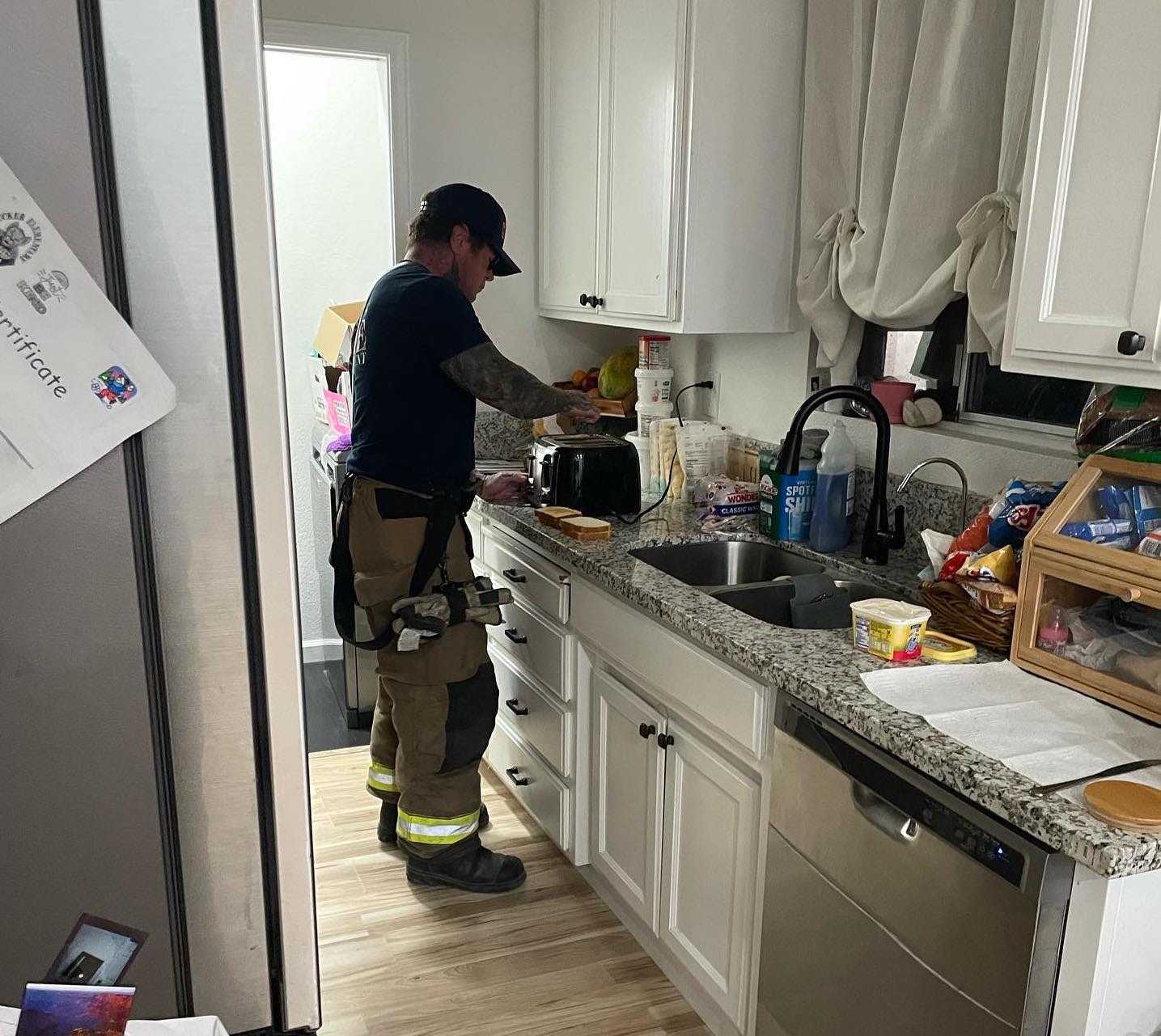 Les pompiers ont préparé le petit-déjeuner des enfants après que leur mère se soit précipitée à l'hôpital de Californie