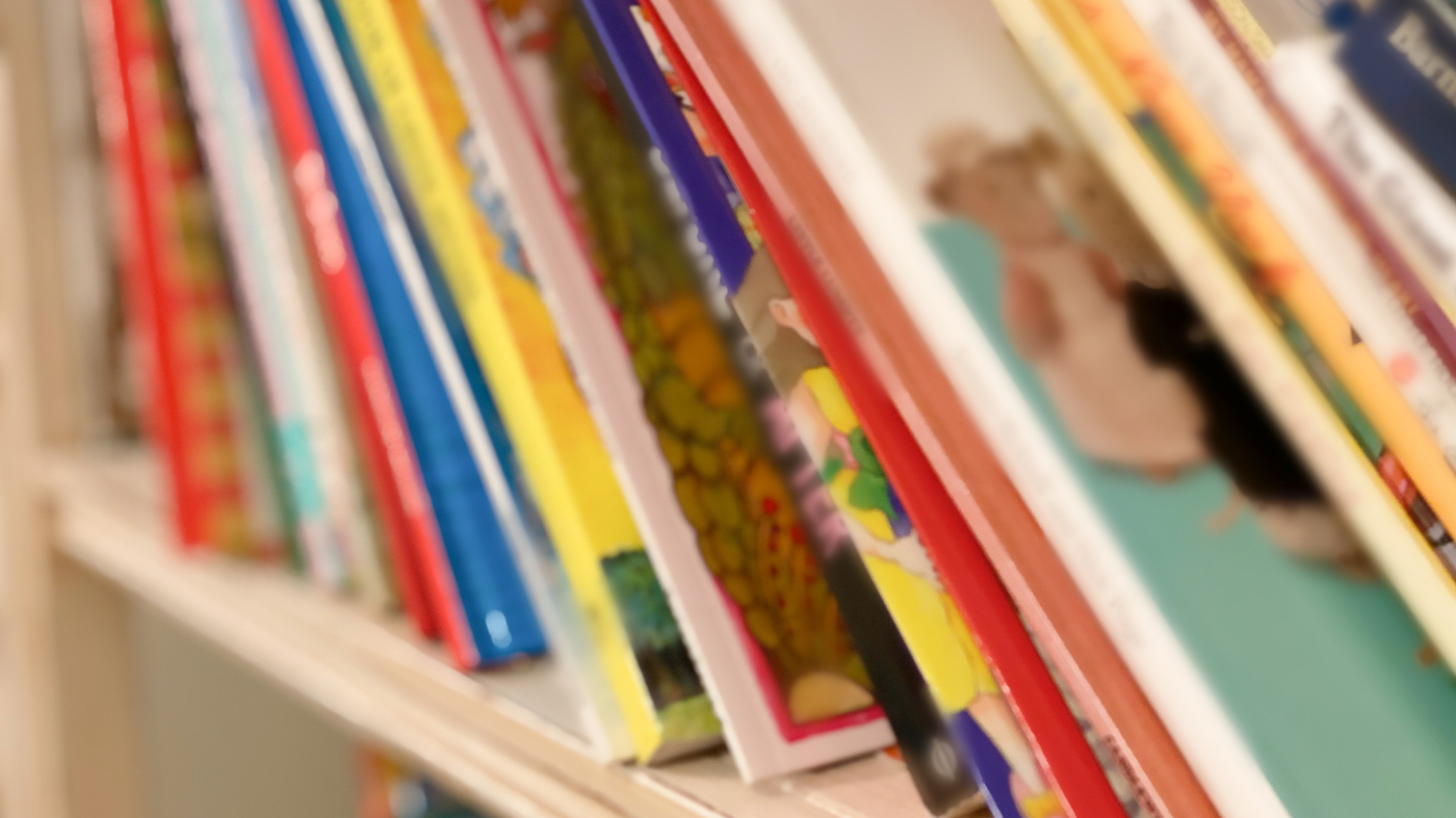 Scholastic fait marche arrière et déclare qu'il cessera de séparer les divers livres pour les foires en 2024