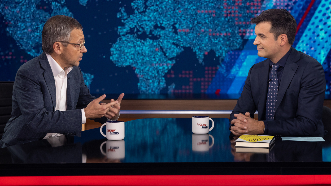 "The Daily Show" revient avec des blagues et des discussions sérieuses sur la guerre en Israël