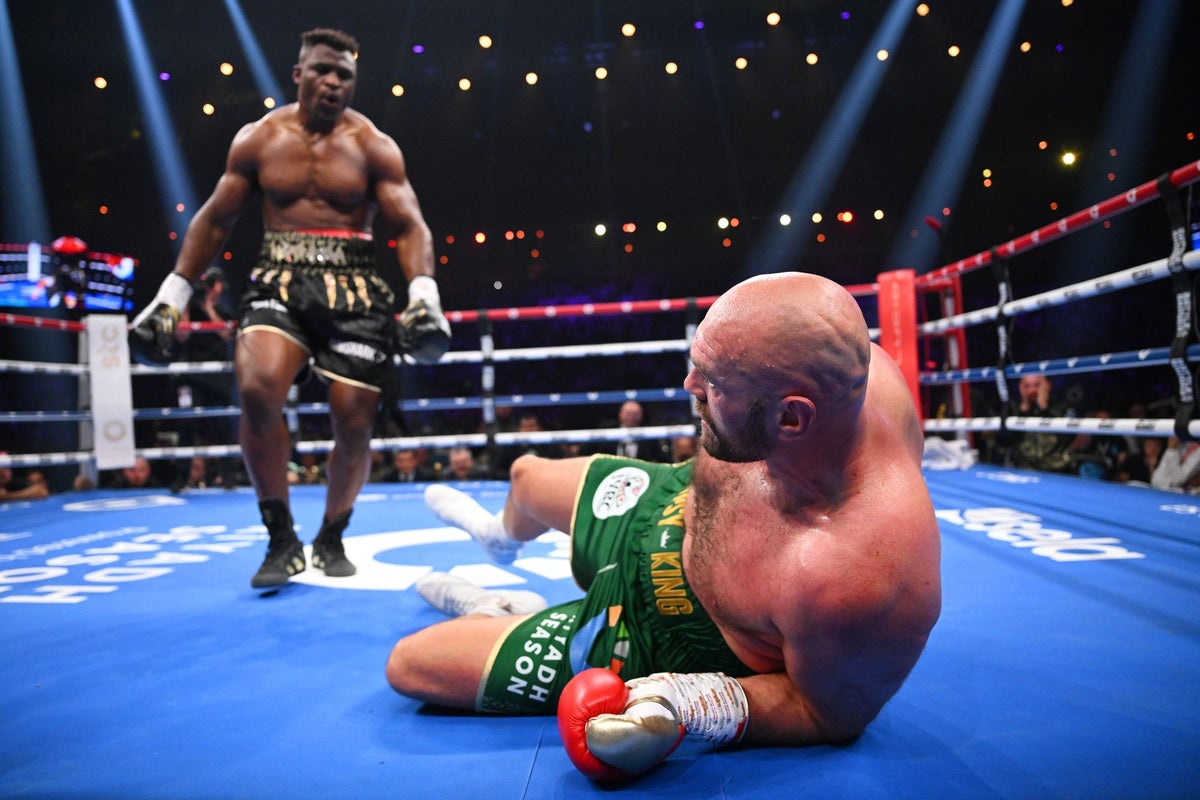 Tyson Fury survit à une frayeur majeure alors que Francis Ngannou a nié une superbe victoire aux points de manière controversée