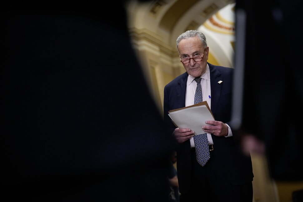 Schumer met en garde le président Johnson contre la répétition de « l'erreur » de McCarthy |  Politique