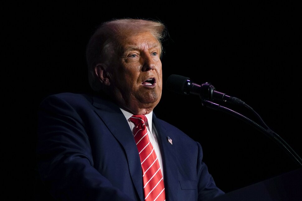 Trump condamne les efforts visant à le retirer du scrutin en vertu de la clause d'insurrection |  nouvelles nationales