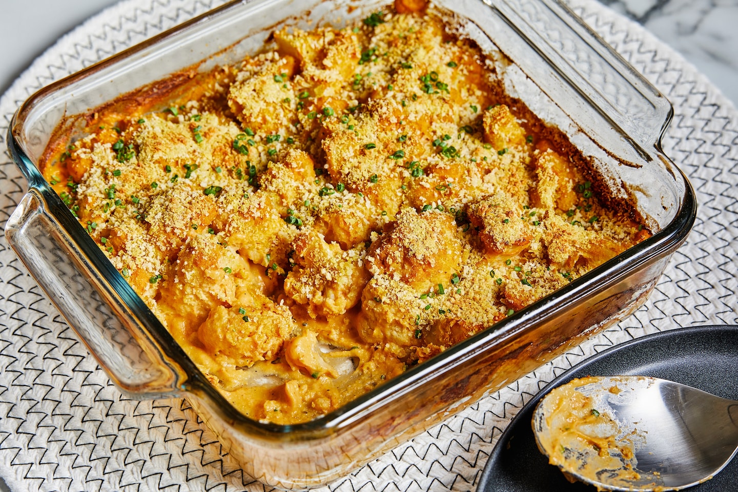 Ce gratin végétalien utilise de la purée de chou-fleur pour garder le classique crémeux