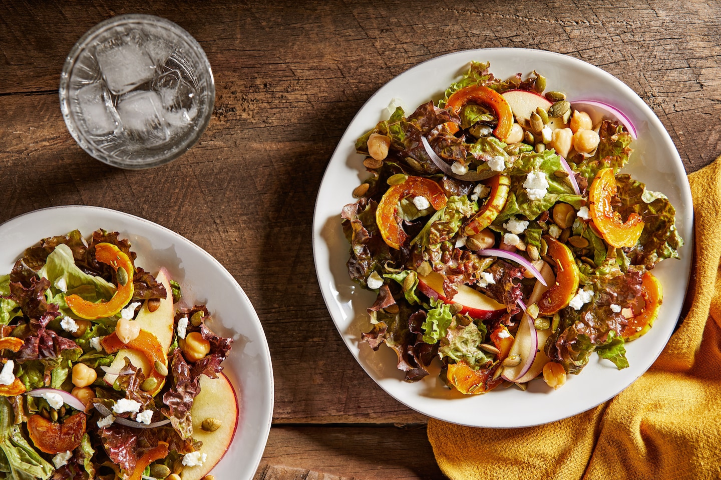 Cette salade de courge est un modèle pour un repas complet composé de légumes verts et plus encore.