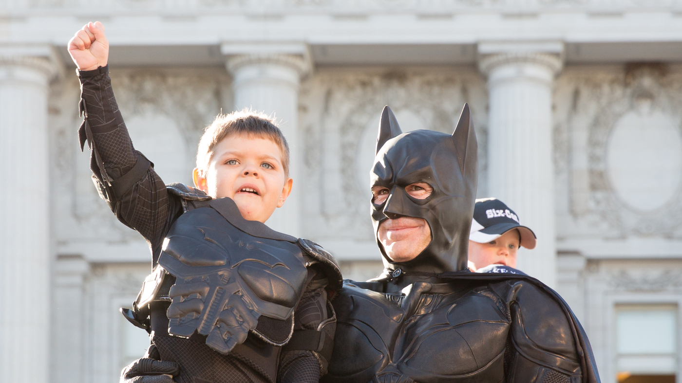 Il y a 10 ans, Batkid luttait contre les méchants et le cancer. Aujourd'hui, il a 15 ans et est en bonne santé.