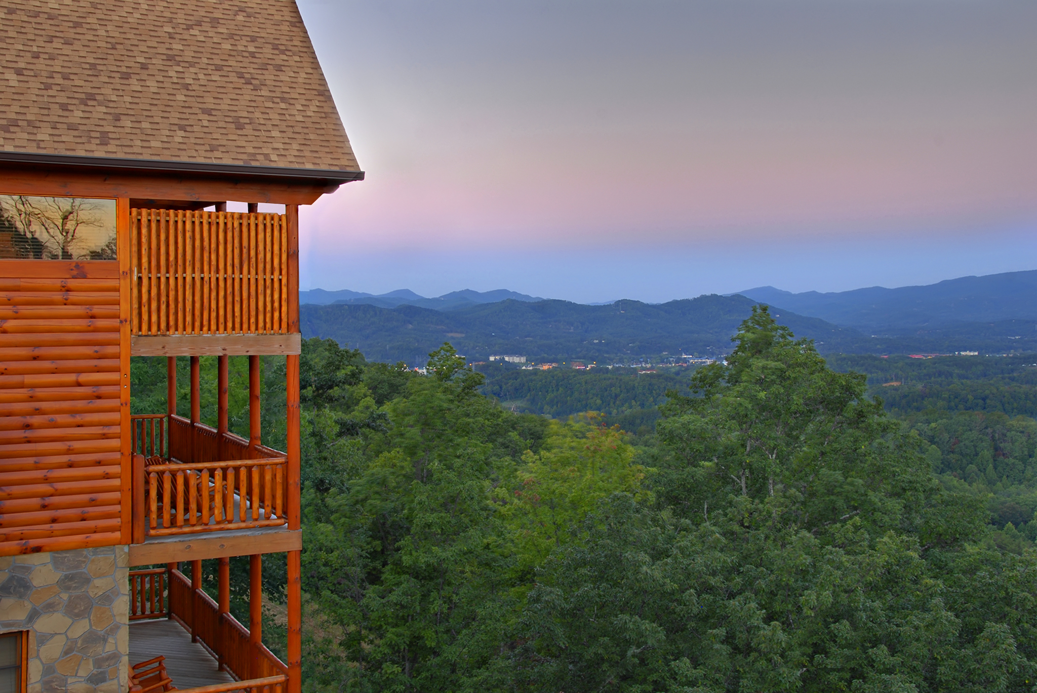 Le nouveau complexe hôtelier de Dolly Parton dans les montagnes du Tennessee est officiellement ouvert