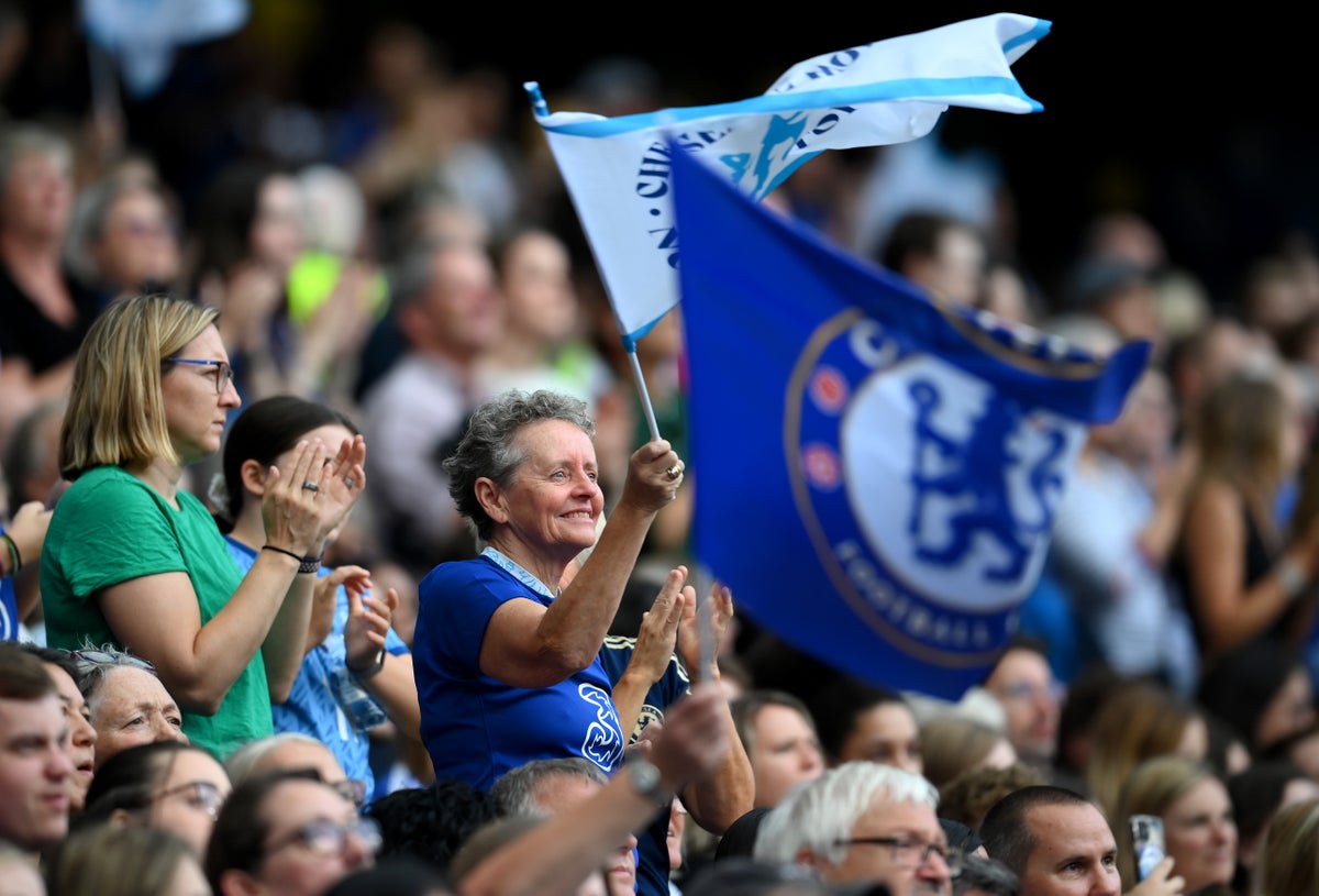 Les supporters de Chelsea s'en prennent au PDG de la Premier League, Richard Masters, lors du match de la veille de Noël contre les Wolves