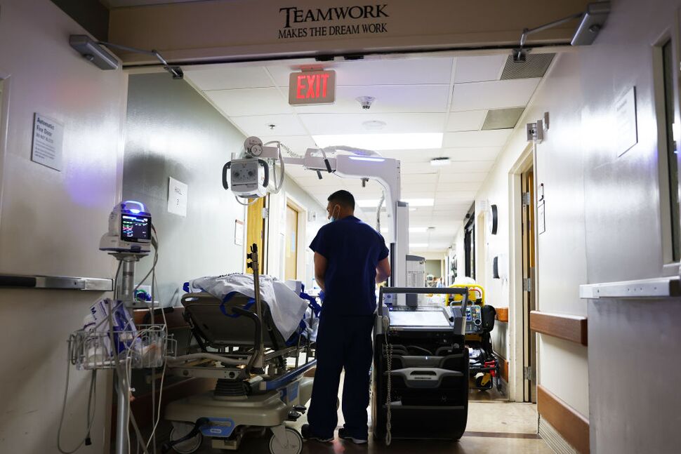 Les hospitalisations liées au COVID-19 augmentent avant les vacances |  Infos santé