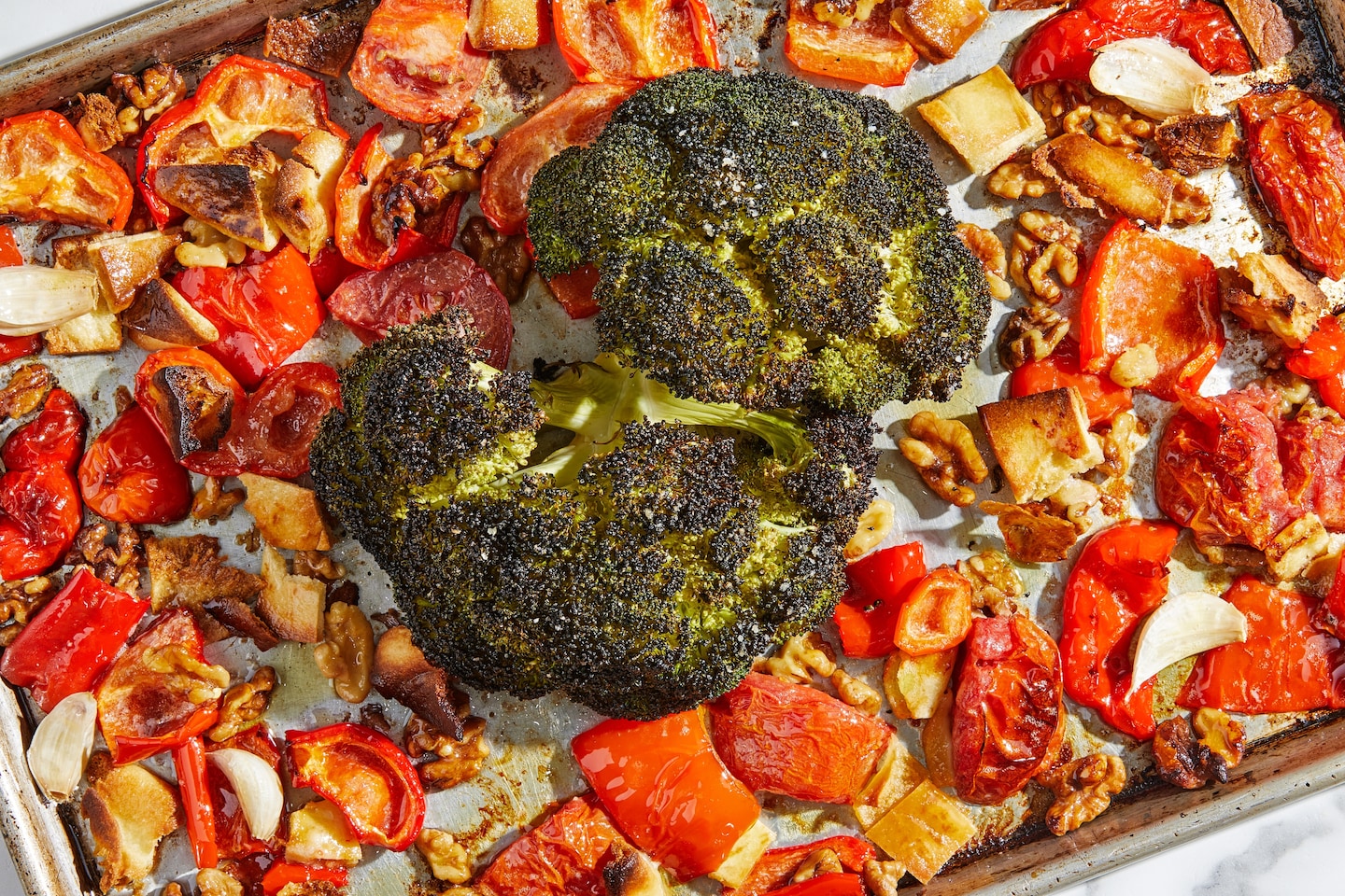 Du brocoli entier rôti sur du muhammara constitue une pièce maîtresse de fête