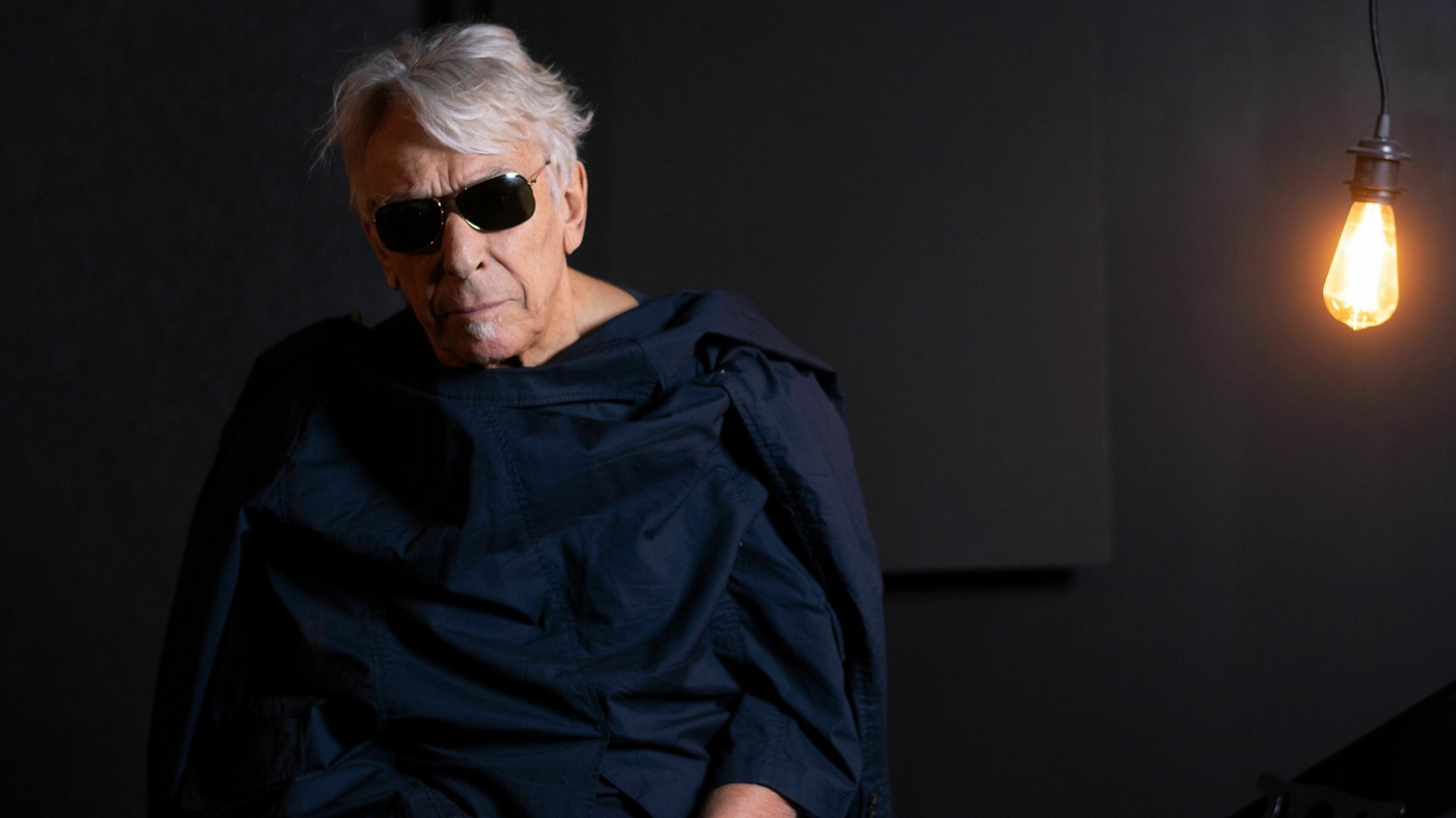 John Cale, toujours agité, continue de sortir de sa zone de confort