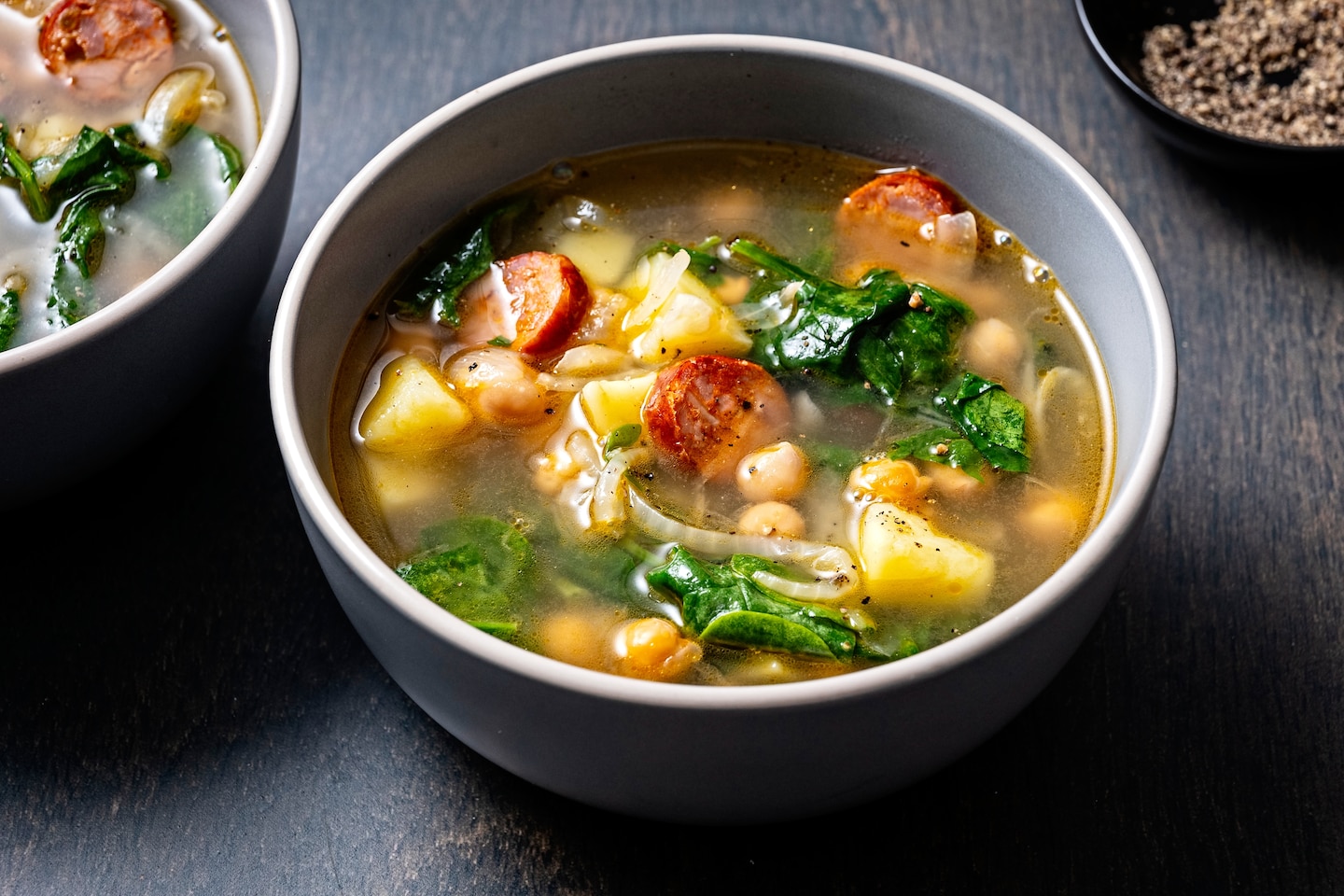 La soupe aux pois chiches et au chorizo ​​est un repas économique et réchauffant