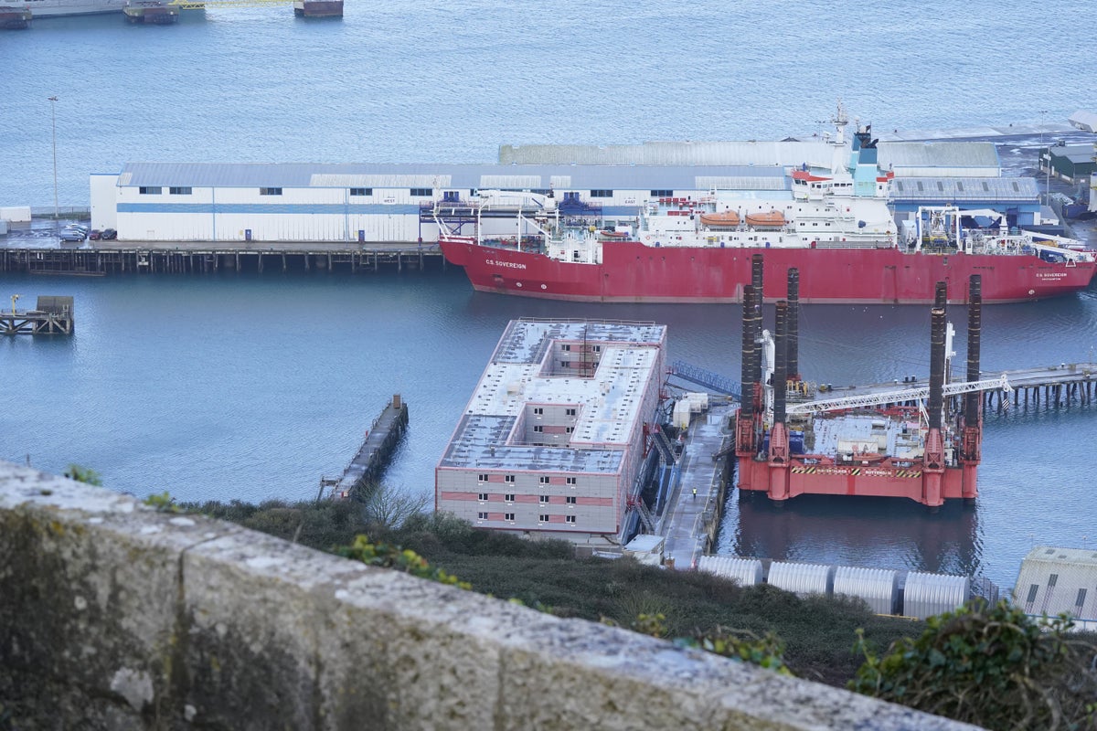 Les résidents locaux expriment leur tristesse face à la mort « prévisible » d'un demandeur d'asile sur une barge