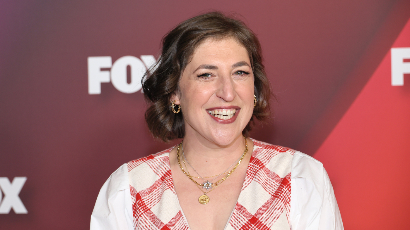 Mayim Bialik est considéré comme un « Jeopardy ! »  hôte, laissant le champion de longue date Ken Jennings en solo