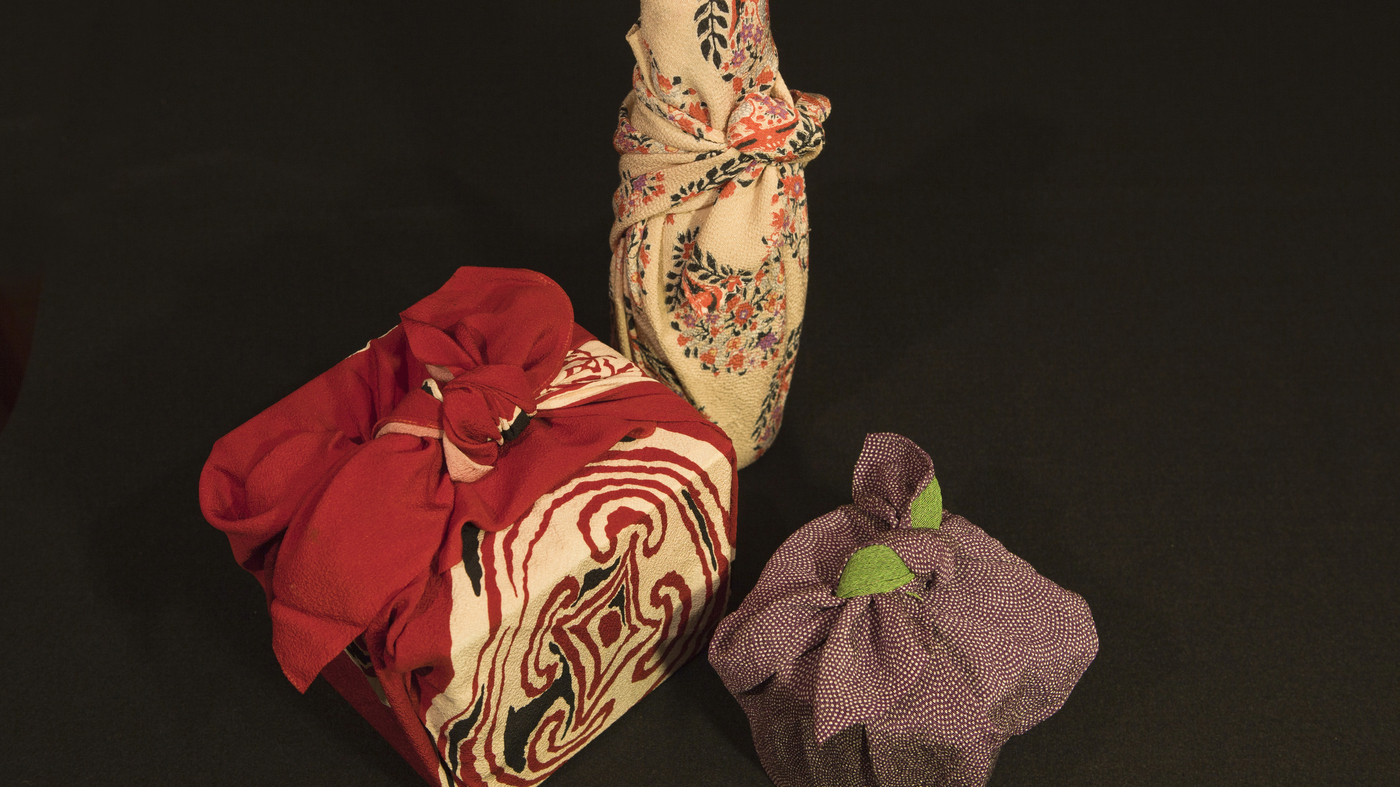 Pour un emballage de vacances plus écologique, certains se tournent vers l'art japonais du furoshiki