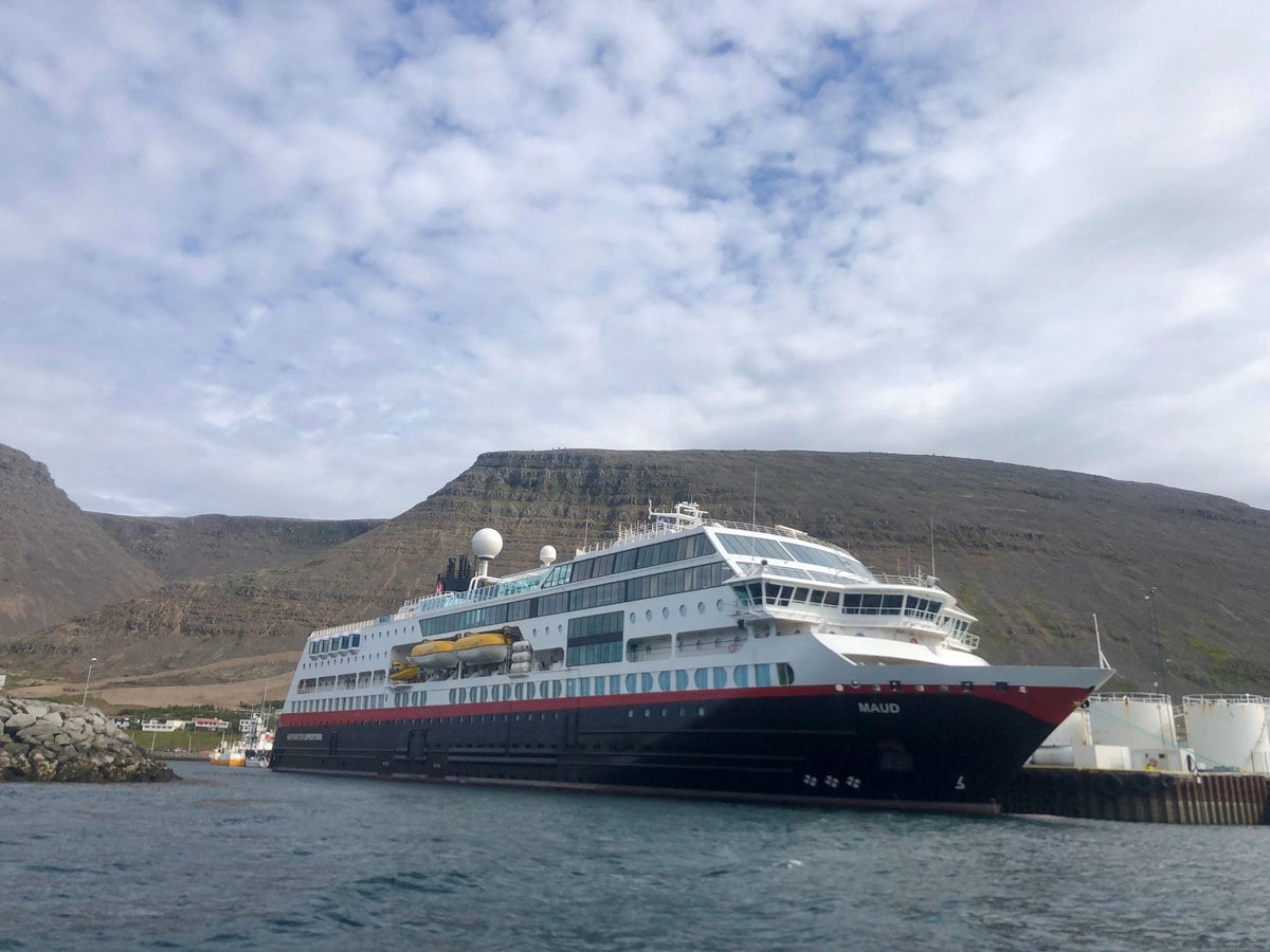 Un navire de croisière norvégien remorqué vers l'Allemagne après une panne de courant en mer du Nord lors d'une tempête