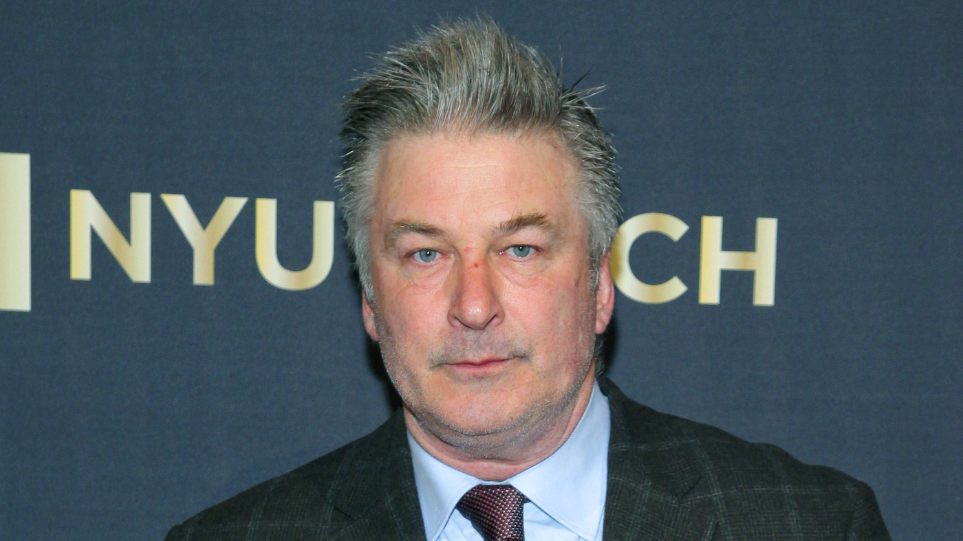 Alec Baldwin est inculpé dans la fusillade mortelle du directeur de la photographie après une nouvelle analyse des armes à feu