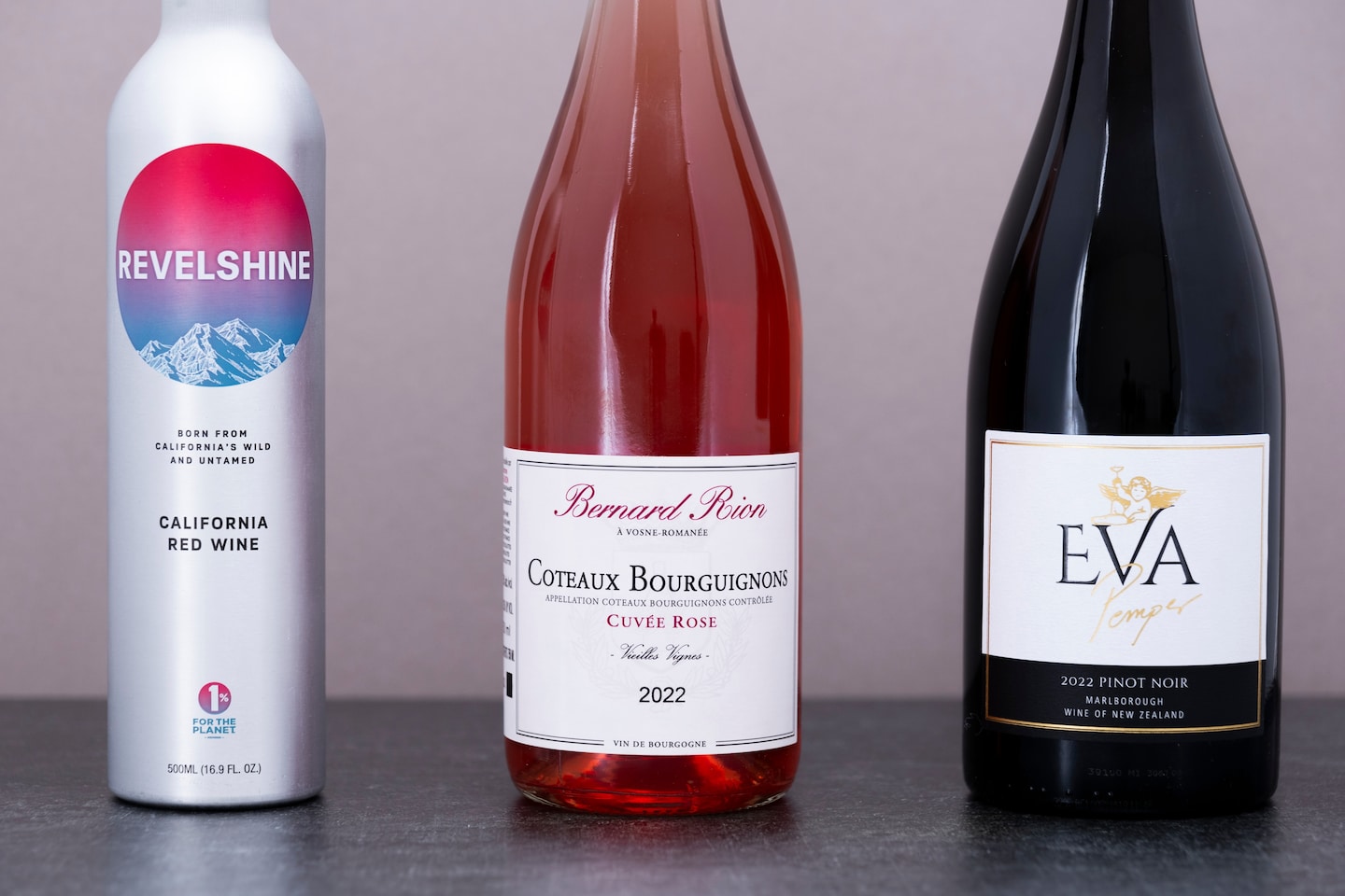 Ce délicieux mélange rouge est présenté dans une bouteille en aluminium écologique