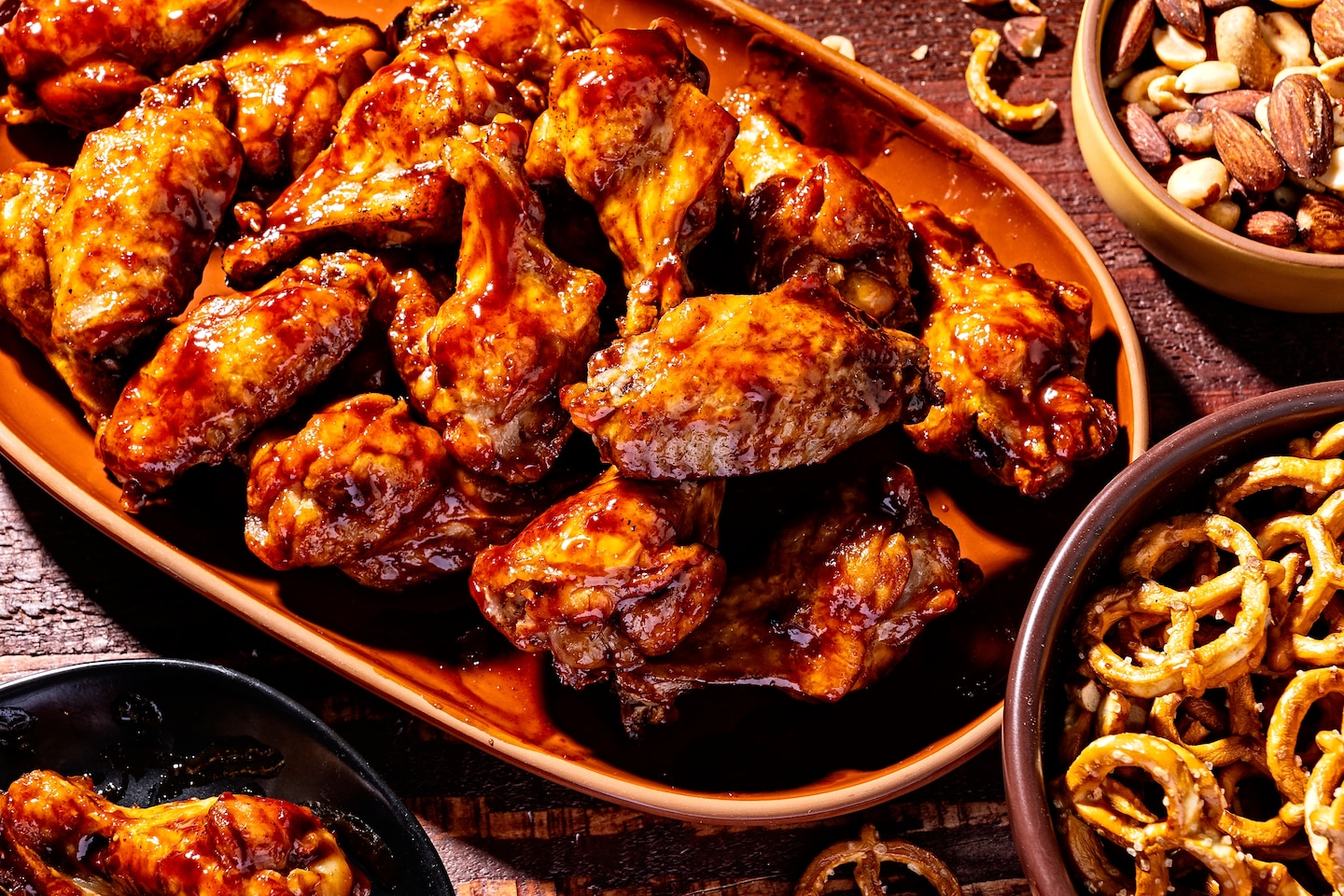 Les ailes de poulet barbecue au miel sont un délice salissant