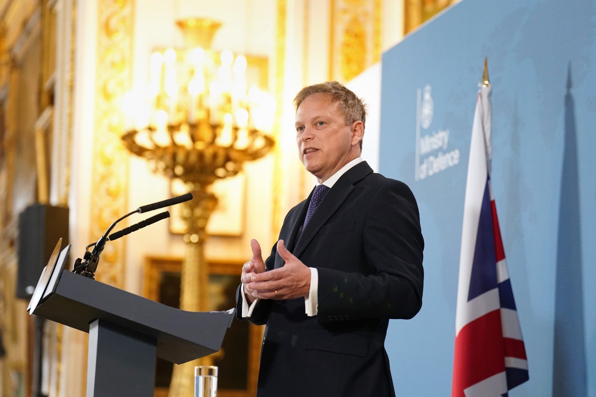 Shapps rend visite à la marine britannique en mer Rouge après que les Houthis se sont engagés à continuer de cibler les navires