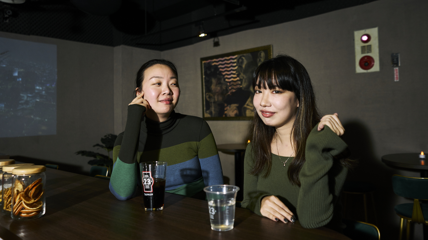 Un chinois et un comédien taïwanais entrent dans un bar...