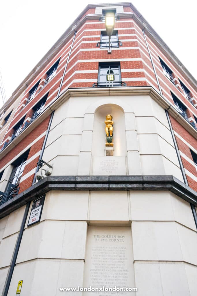 Le golden boy situé au coin d’un immeuble