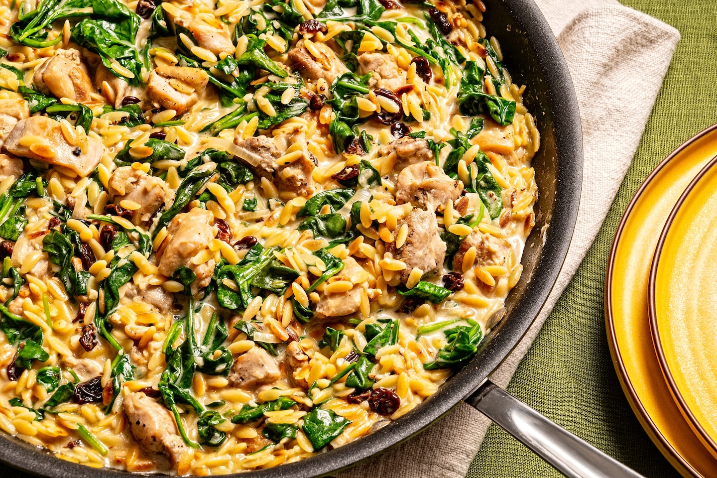 Ajoutez cet orzo à la poêle avec du poulet à votre livre de jeu pour le dîner en semaine