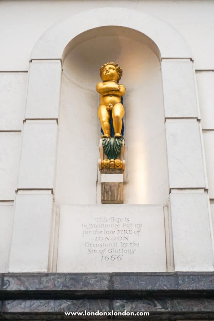 Le garçon sur son piédestal