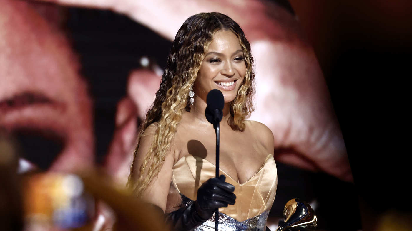 Beyoncé sort deux nouvelles chansons pendant le Super Bowl, en annonçant d'autres à venir