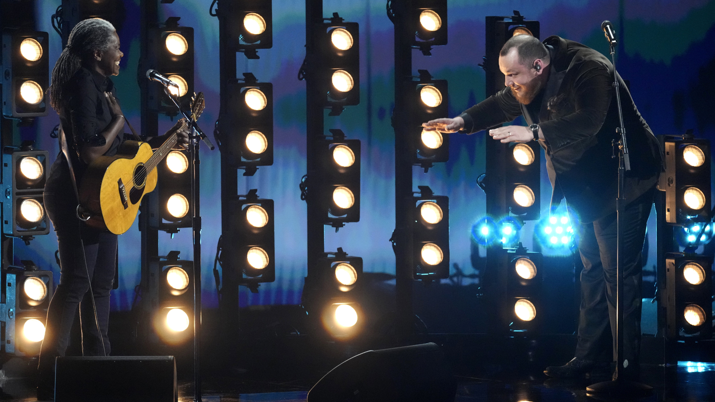 "Fast Car" de Tracy Chapman grimpe dans les charts iTunes après sa performance aux Grammy Awards