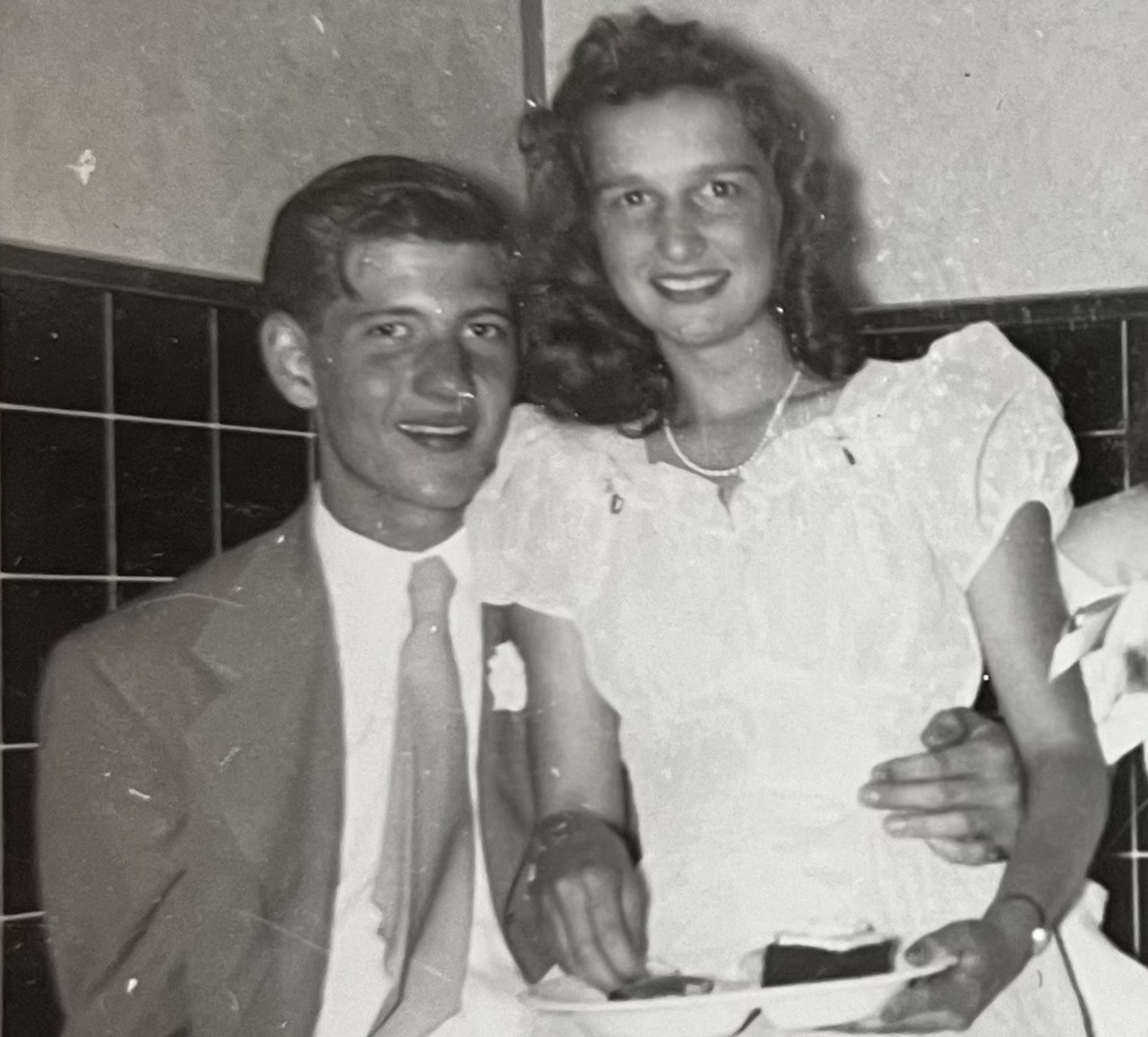 Ils se sont embrassés dans un bus scolaire.  Aujourd'hui, 77 ans plus tard, ils se sont reconnectés.