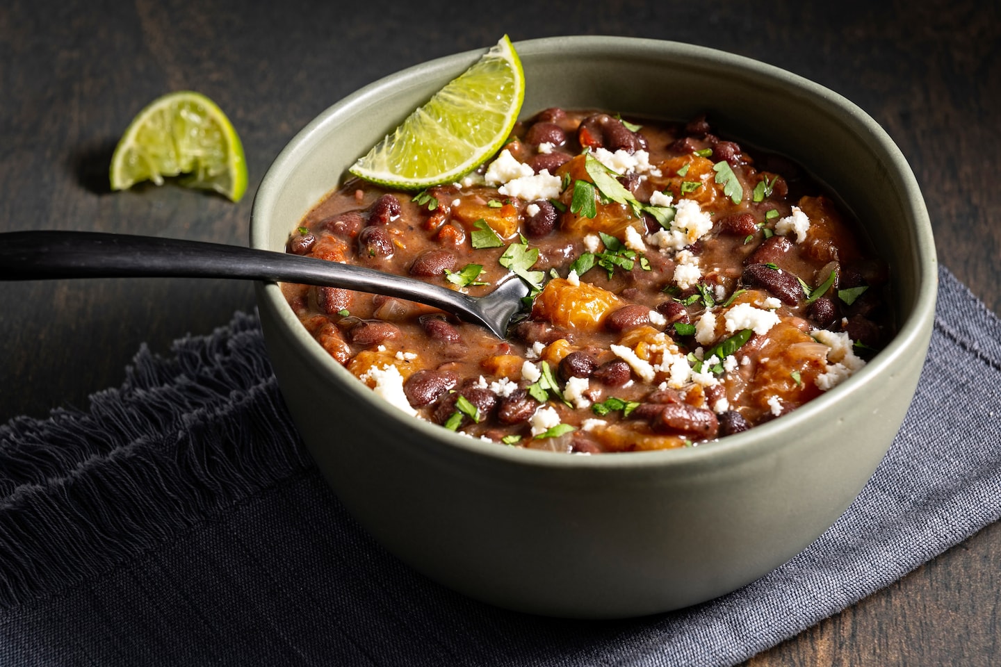 Les bananes plantains sucrées sont la vedette de ce ragoût de haricots noirs au chorizo