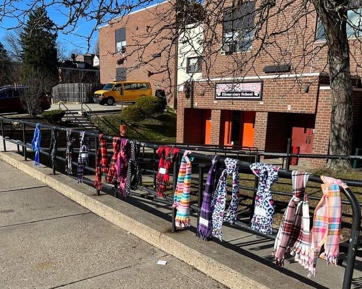 Les « bombardements d'écharpes » aident à garder les gens au chaud pendant les mois d'hiver