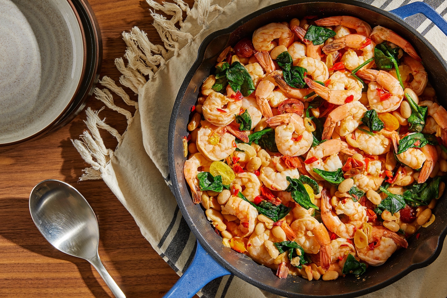 Les crevettes à la poêle et les haricots blancs sont un repas flexible en semaine