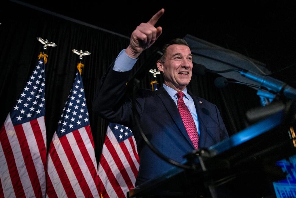 Les démocrates renversent le siège détenu par Santos avec la victoire de Suozzi à New York |  nouvelles nationales