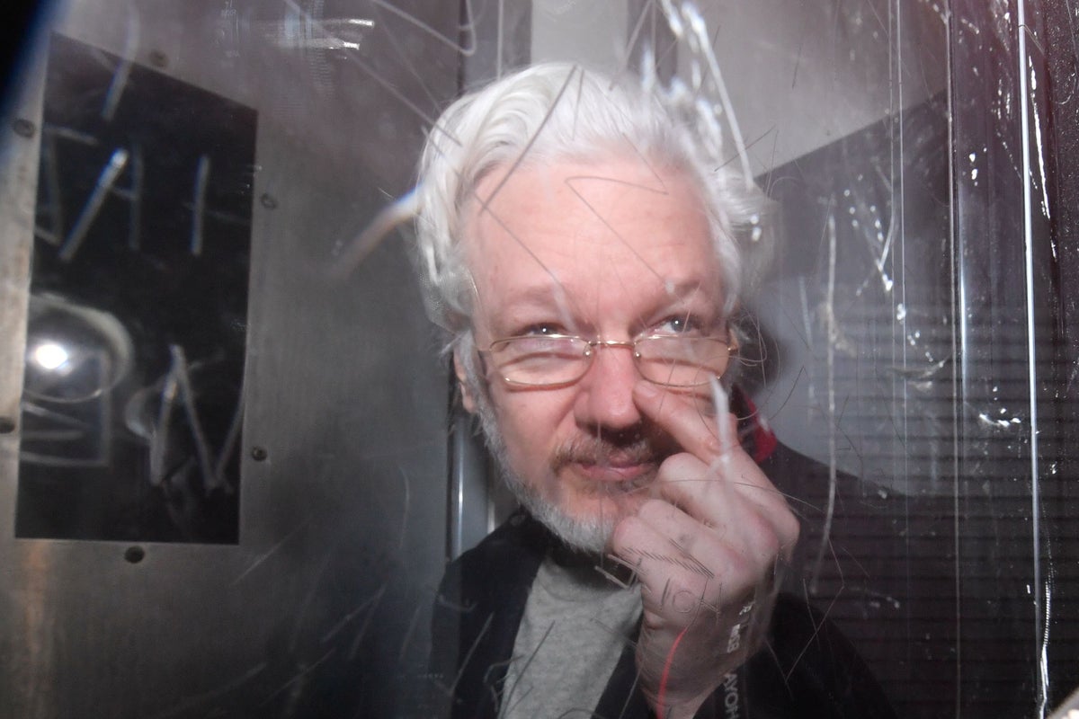 Ouverture d'une exposition marquant les nombreux prix et distinctions décernés à Julian Assange