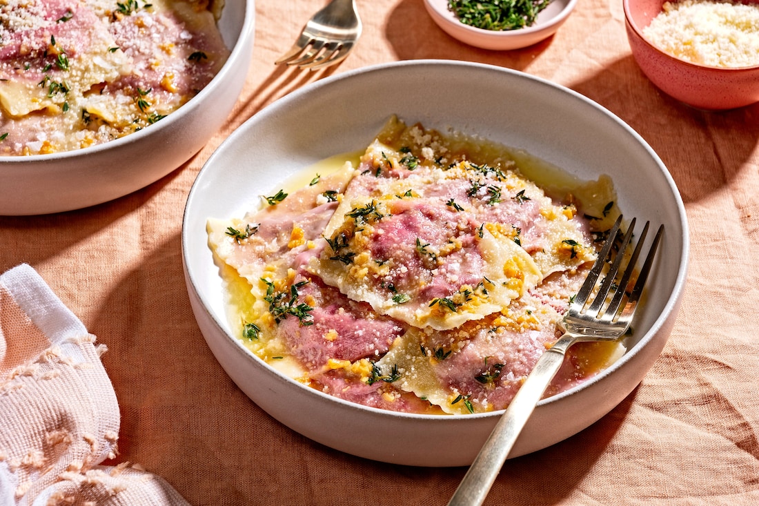 Recette de raviolis à la betterave et à la ricotta avec sauce au beurre d'ail