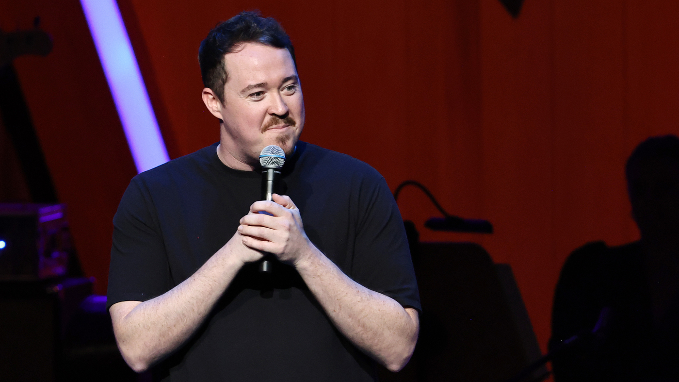 Shane Gillis se débat dans un monologue de "Saturday Night Live" qui évite l'évidence