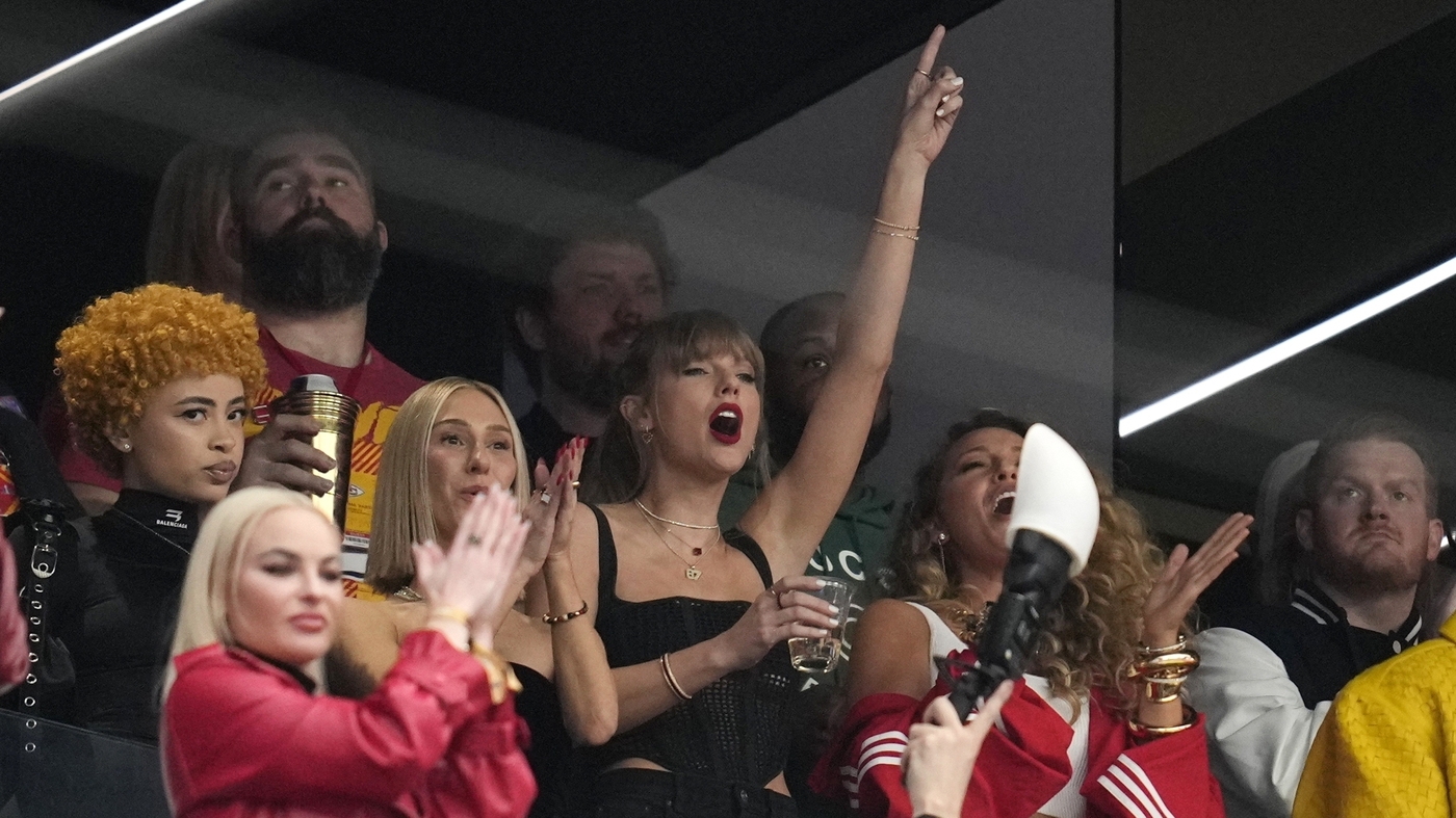Trump critique Swift, incitant d'autres politiciens à se faire passer pour des Swifties