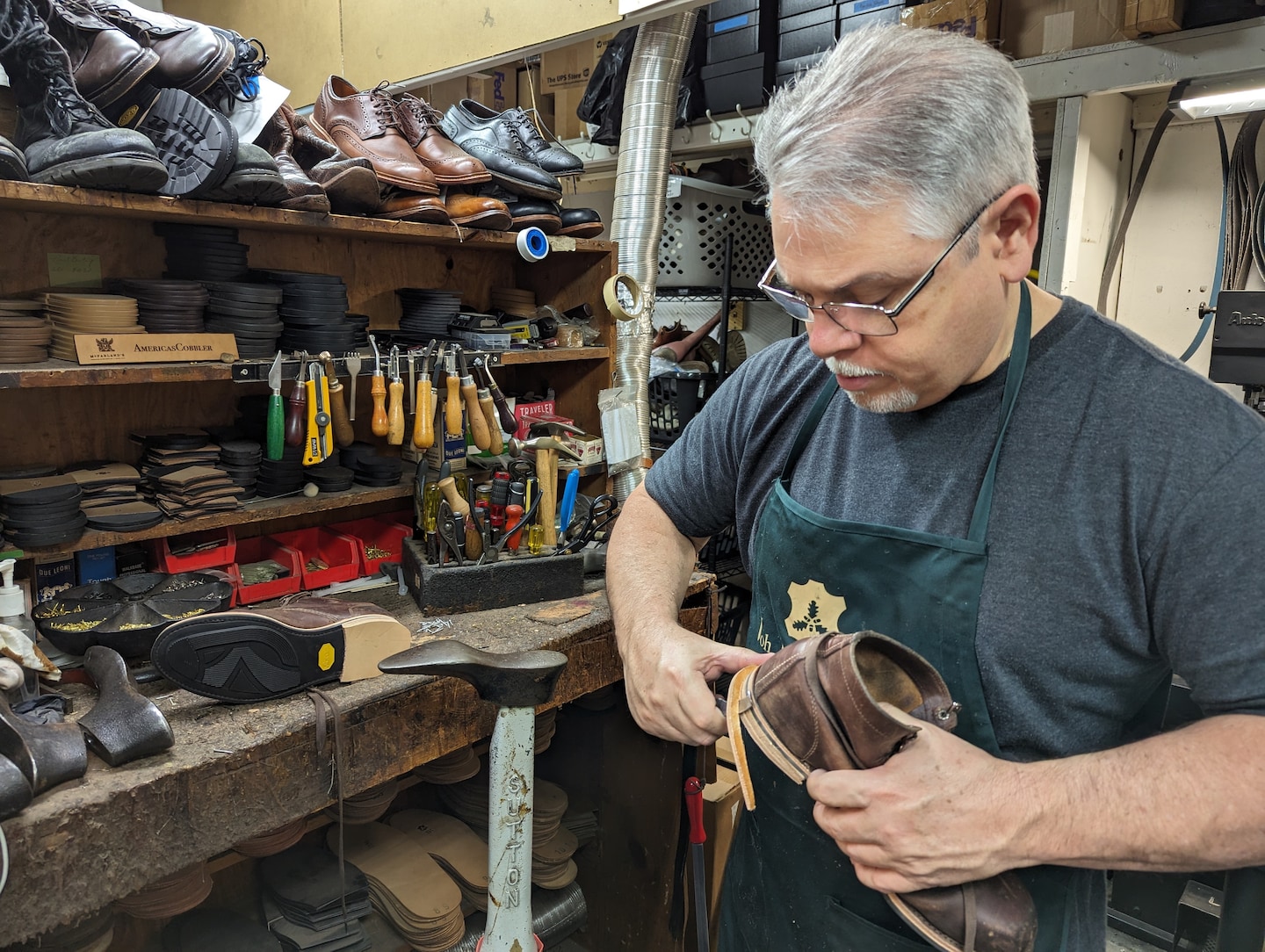 Un cordonnier de longue date publie des vidéos de réparation de chaussures méticuleuses et fait sensation