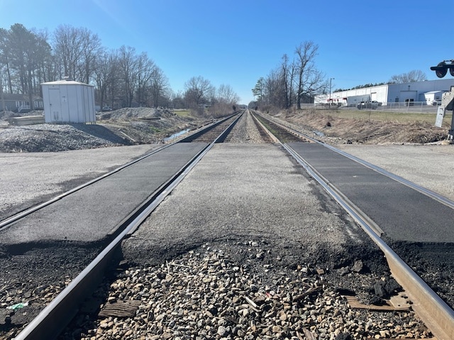 Une adolescente a risqué sa vie pour sauver une femme handicapée coincée sur la voie ferrée