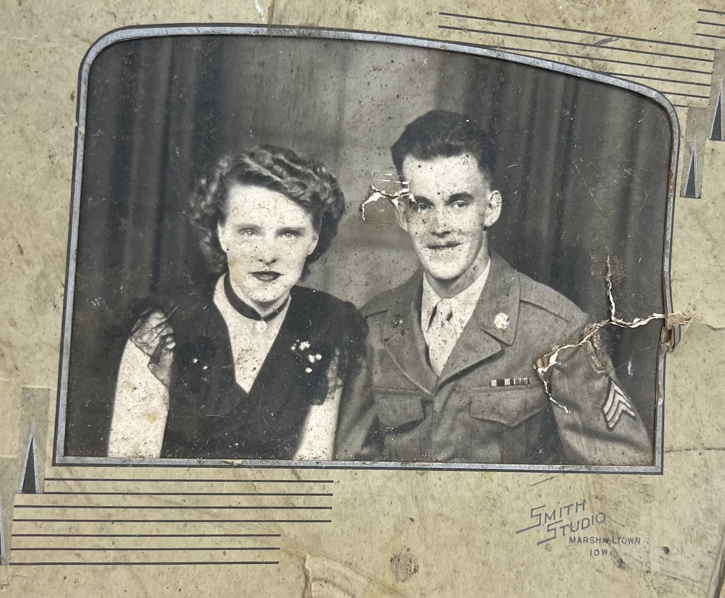 Une tornade a emporté la photo de ses grands-parents il y a des années.  Elle vient de le récupérer.