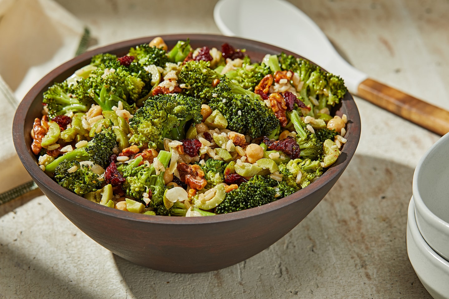 Cette salade tiède de grains de brocoli pourrait transformer les sceptiques des légumes en fans