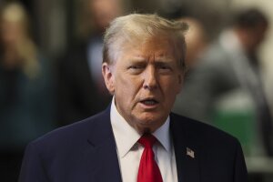 Le candidat républicain à la présidentielle et ancien président Donald Trump s'entretient avec des journalistes au tribunal de l'État de Manhattan à New York, le lundi 23 avril 2024. (Brendan McDermid/Pool Photo via AP)